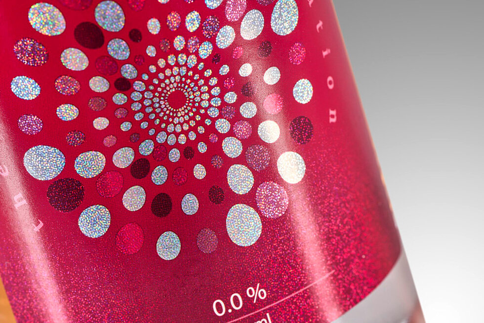 Pinkfarbenes Light-Line-Etikett auf Spirituosenflasche