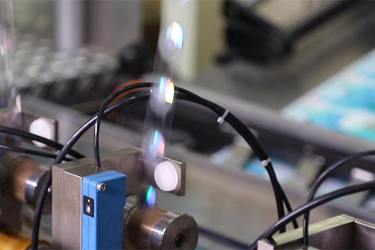 Keine gefälschten Geldscheine mehr: mit KURZ-Sicherheitsdruck auf Banknotenpapier Applikationsprozess von OVD & Hologramm auf Banknote