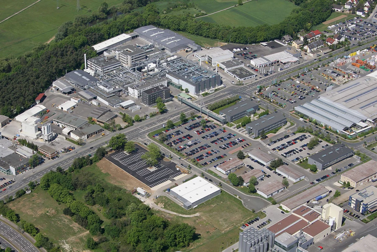 CO2-Ausstoß reduzieren & Ressourcen schonen mit KURZ KURZ-Headquarter mit Solaranlagen aus der Vogelperspektive