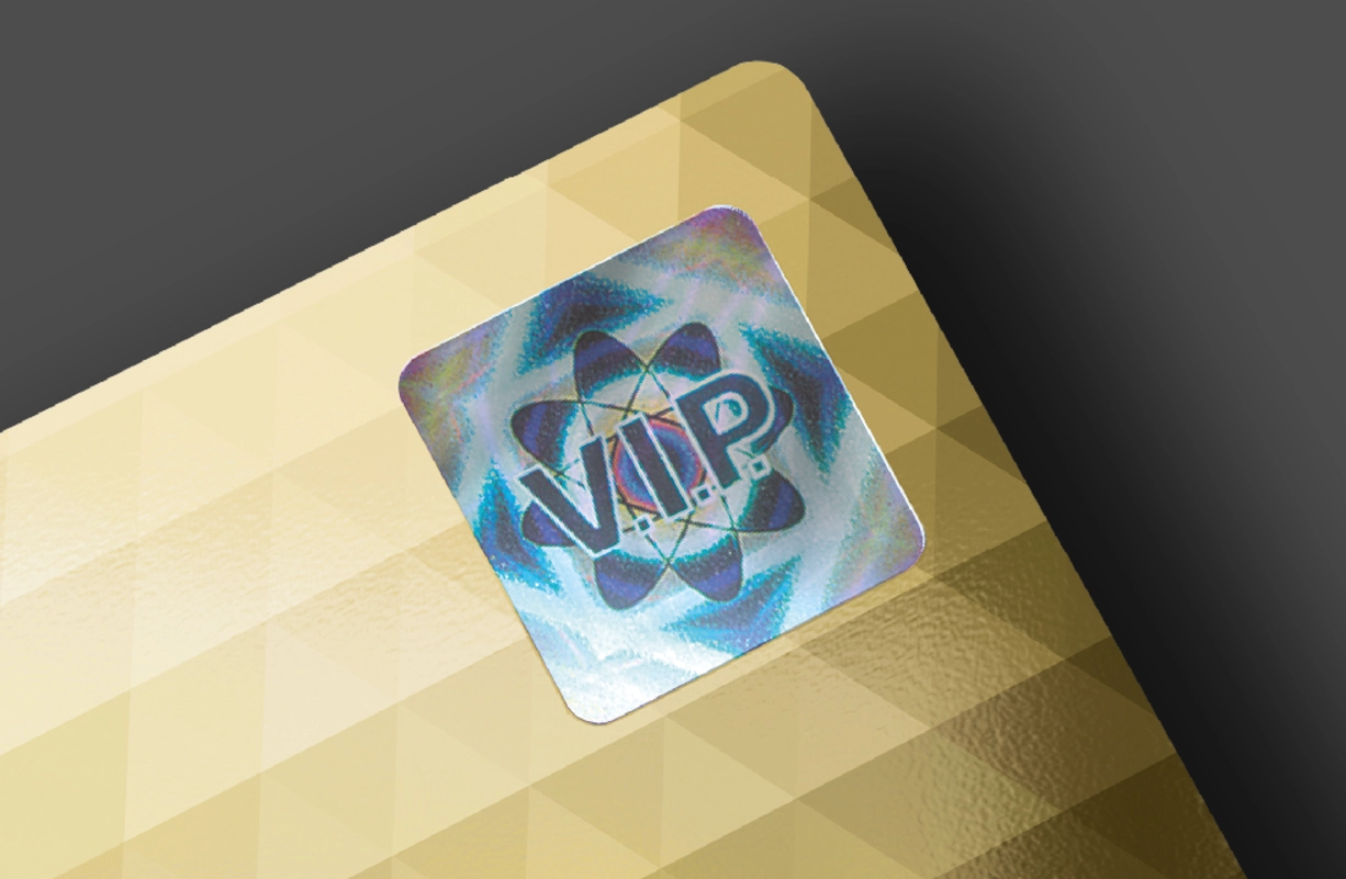 Hologramme & OVDs für mehr Sicherheit im Zahlungssystem Sicherheitshologramm auf goldener Kunststoffkarte von KURZ