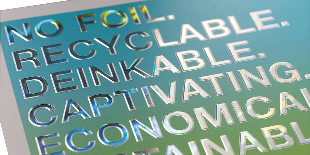 Detailansicht: Verpackungsdesign mit metallischem Schriftzug