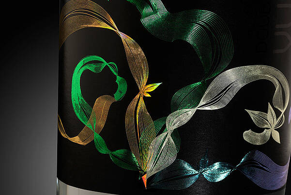 Paper embellishments on a gin label by LEONHARD KURZ