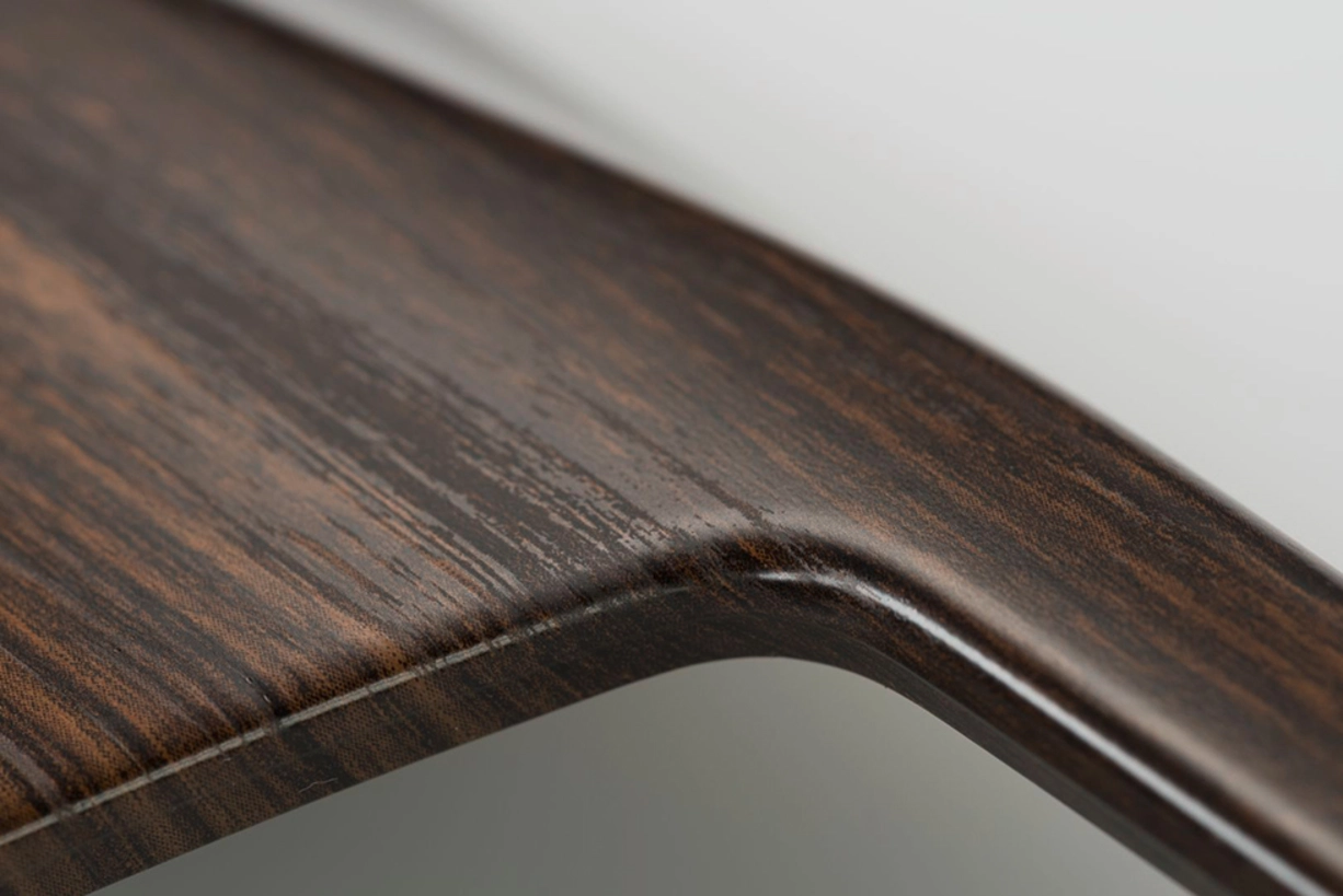 Wenn das Auto zum Sinneserlebnis wird: spannendes Interieur-Design mit KURZ Automotive-Armatur mit taktilem Holzdesign