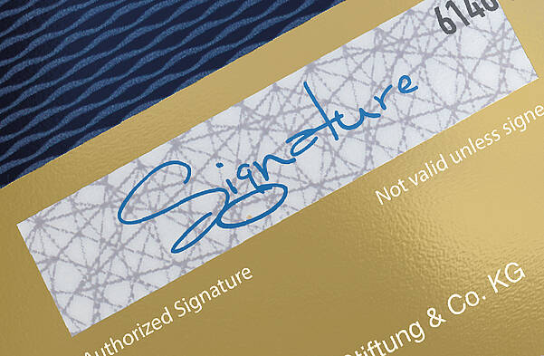 Goldene Kreditkarte mit Signierstreifen von LEONHARD KURZ