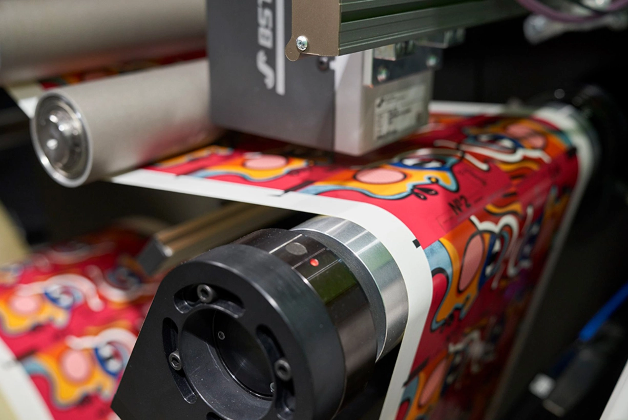 3D-Druck in der Verpackungsindustrie: Kreative Möglichkeiten für Faltkartons, Faltboxen & Co Oberflächenveredelung im Bogendruck: KURZ DM-UNILINER