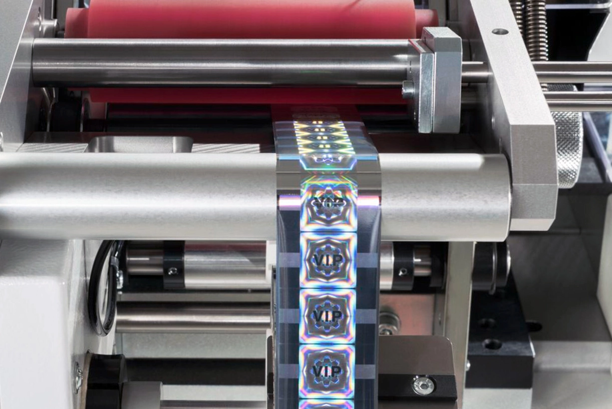 Heißgeprägte Hologramme für Kunststoff-Spritzgussteile Hologrammaufbringung über KURZ Heißprägemaschine