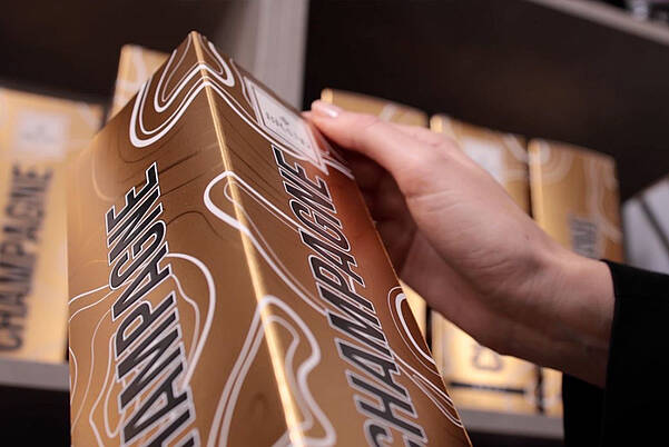 Produktdesign: luxuriös veredelte Faltschachtel in Gold-Hochglanz