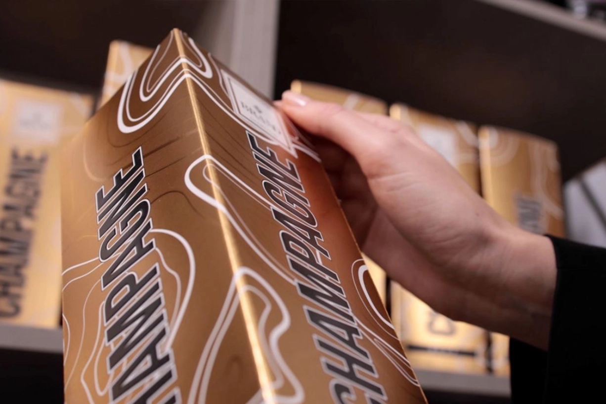 Kataloge, Flyer, Bücher & Tischkarten: das perfekte Coating mit KURZ Produktdesign: luxuriös veredelte Faltschachtel in Gold-Hochglanz