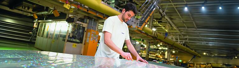 KURZ-Mitarbeiter in der Produktion