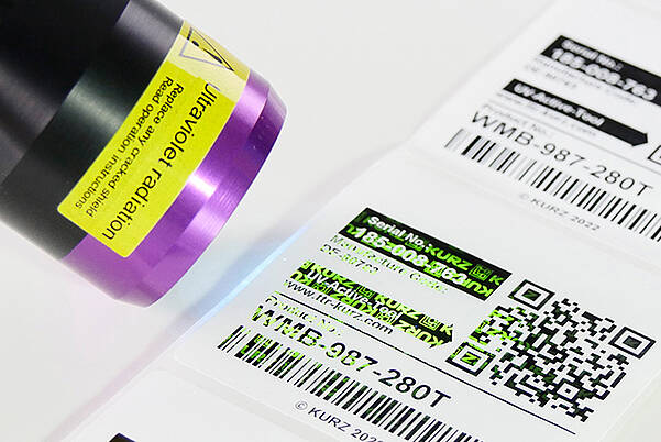 UV-Lampe liest Sicherheitsfeatures auf Thermotransfer-Etikett aus
