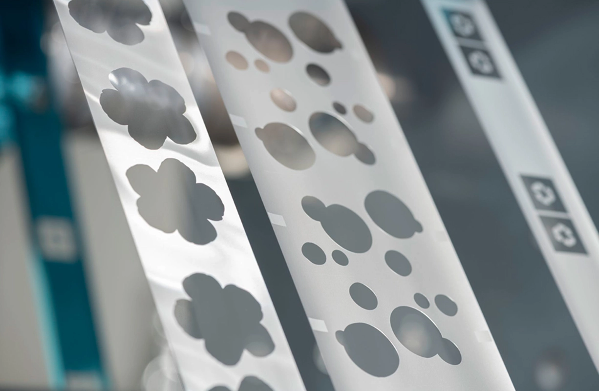 Präzise & umweltschonende Etikettierungslösungen von LEONHARD KURZ Kalttransferfolie mit Blumen & runden Cut-Outs