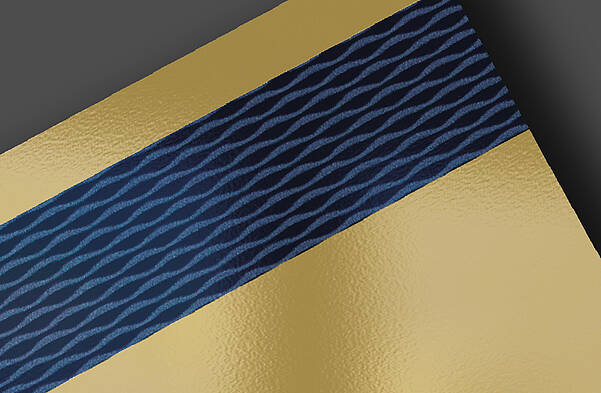 Goldene Bankkarte mit Magnetstreifen von LEONHARD KURZ