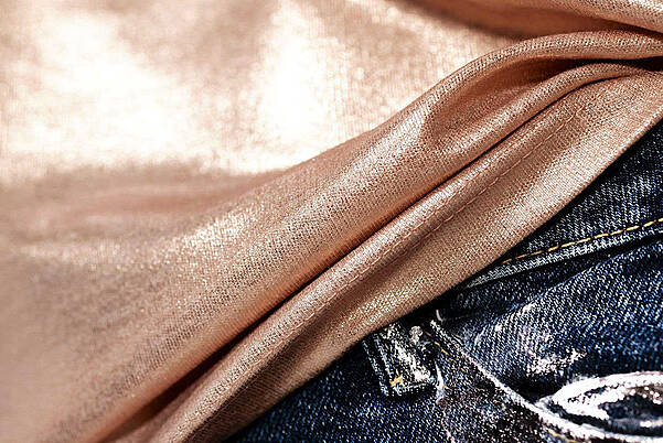 Textilveredelung in verschiedenen farbigen Metallic-Folien