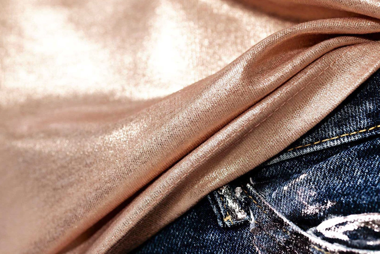 Goldfolie auf Webware: eleganter Glanz für besondere Outfits Textilveredelung in verschiedenen farbigen Metallic-Folien