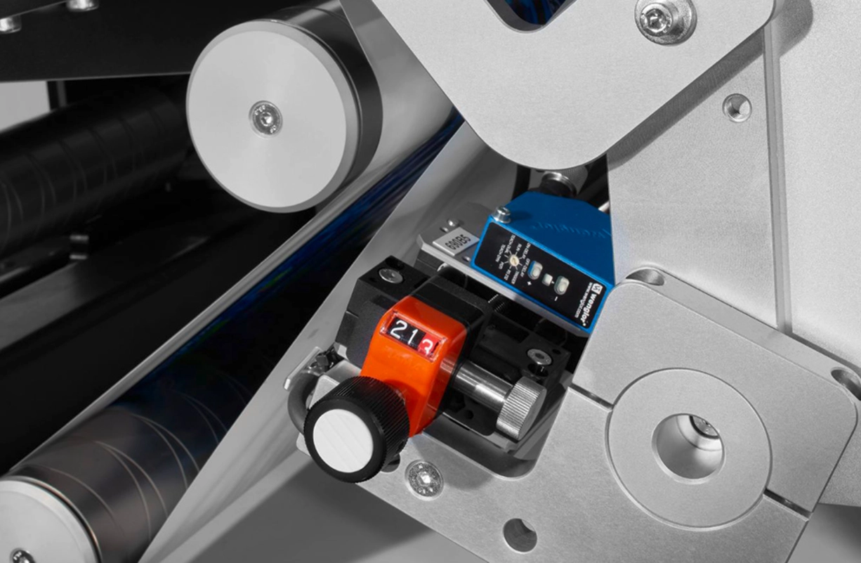 Digitaldruck: schneller & sparender Druckjobs realisieren Detailansicht der Veredelungsmaschine DM-UNILINER 2D