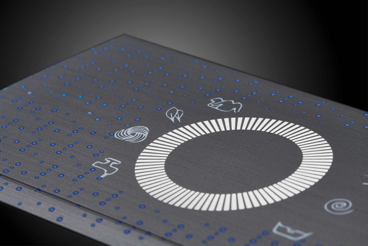 Haptische Oberflächen-Erlebnisse mit Soft-Touch im Spritzguss Spritzgussbauteil mit hinterleuchtetem Touch-Design