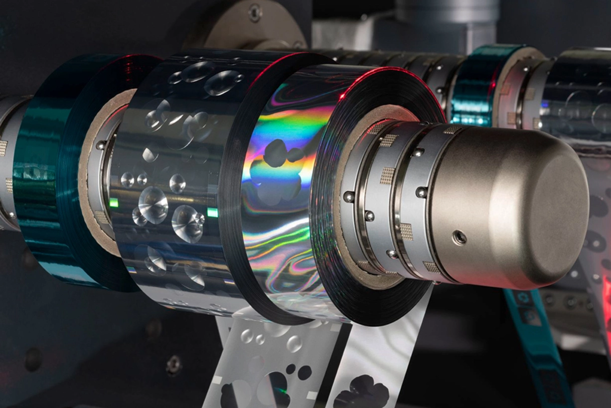 Holografische Kaltfolien für die Veredelung von Premiumetiketten Detailansicht: Kaltübertragungsmaschine mit holografischen Folien