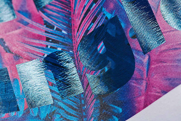 Heißgeprägte Textilveredelung in Metallic-Blau