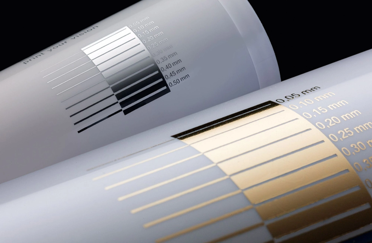 Kunststofftuben hochwertig & nachhaltig dekorieren mit KURZ Silber- & Goldfolie für eine KURZ-Veredelungsmaschine