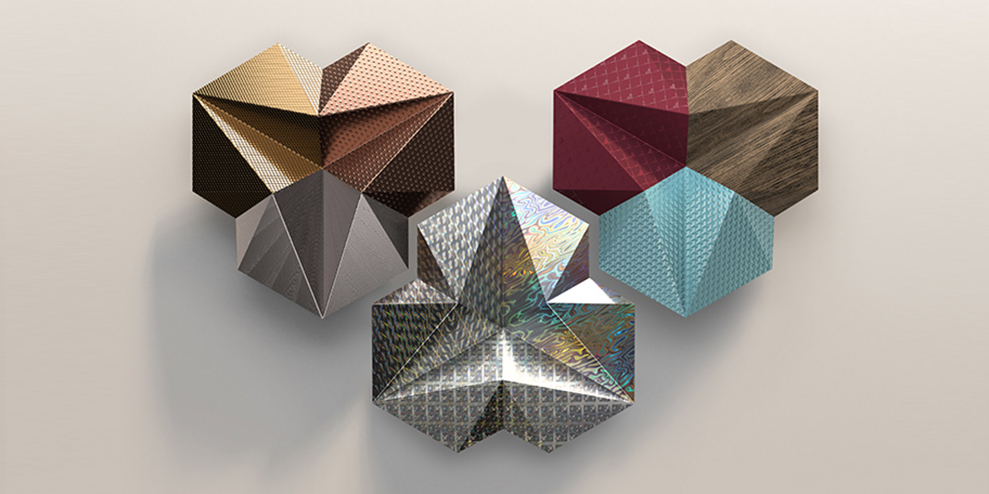 Drei Objekte mit komplexer geometrischer Form und unterschiedlichen Arten und Formen von Oberflächenbeschichtung