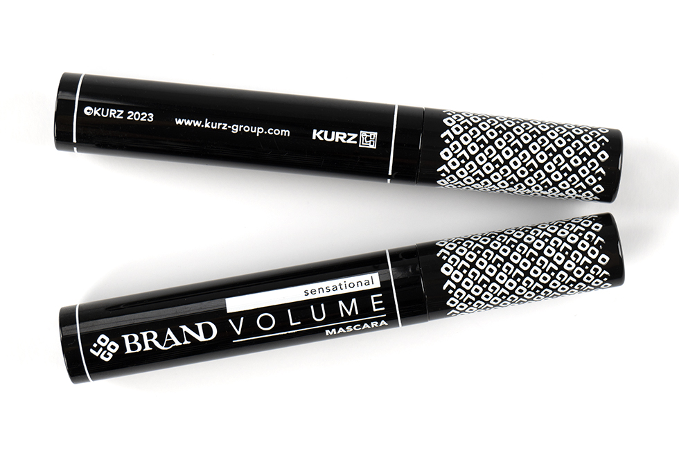 Attraktives Verpackungsdesign: Veredelungen, die Parfüm, Mascara & Make-up hervorheben Wimperntusche mit schwarz-weißem Tubendesign, appliziert via Heißprägen