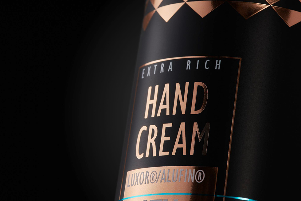 Veredelte Etiketten & Shrink-Sleeves für den Wow-Effekt am POS Kosmetikverpackung mit Roségold-Oberflächenveredelung von LEONHARD KURZ
