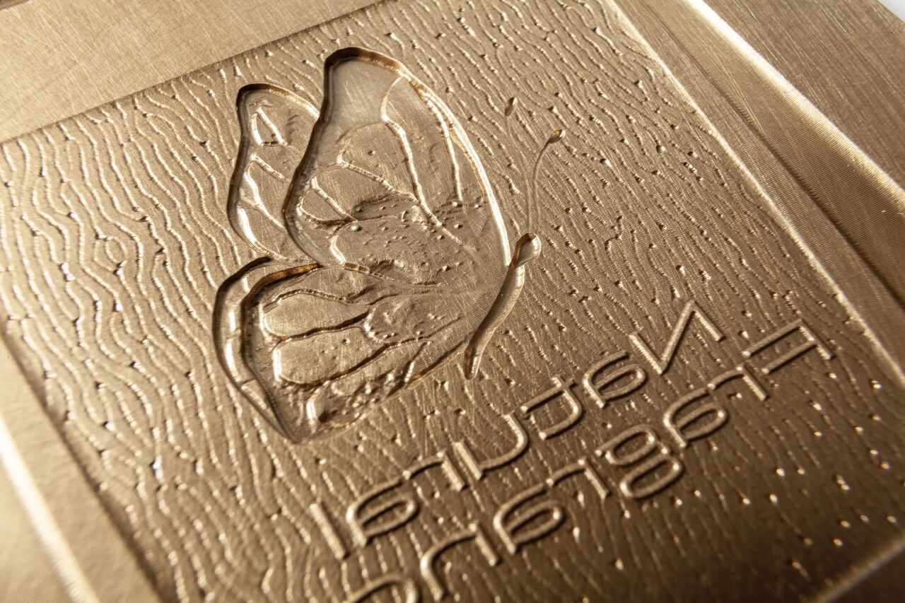 Prägewerkzeug für haptische Oberflächenveredelungen & 3D-Effekte Heißprägestempel mit Schmetterling & feinem Schriftzug
